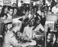 1963, Jackson (USA), une noire et 2 anti-ségrégationnistes se font asperger de ketchup, de moutarde, etc...