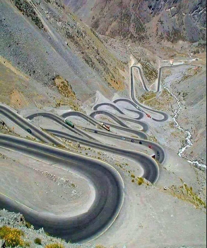 Une route sinueuse au Pakistan (Lowari pass)