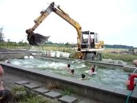 Une piscine et une pelle mécanique  hydraulique