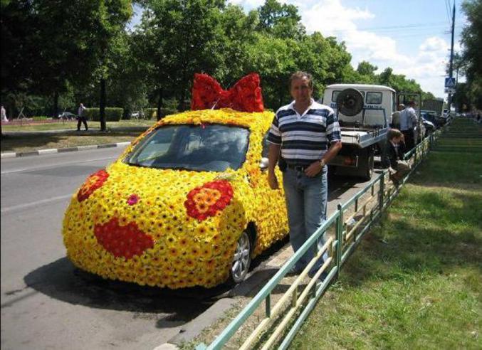 Une voiture couverte de fleurs