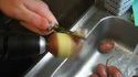 Eplucher une patate