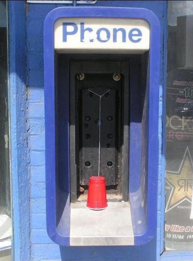 Une cabine téléphonique assez rudimentaire.