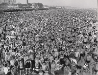 Eté 1940: la plage de Coney island, près de New-York
