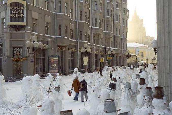 Une ville où les habitants sont des bonhommes de neige