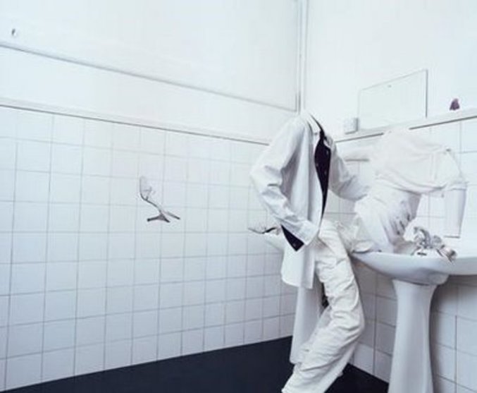 Un couple copule dans une salle de bain.