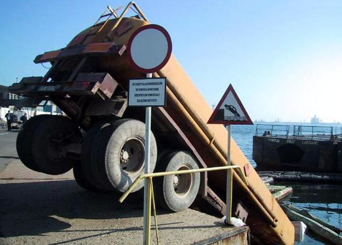 Un camion qui chute dans le vide.