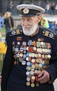 Allez Papi, on va ranger la déco de Noël jusqu'en Décembre