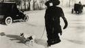 La Pradvina promenant ses chiens à la Belle Epoque.