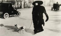 La Pradvina promenant ses chiens à la Belle Epoque.