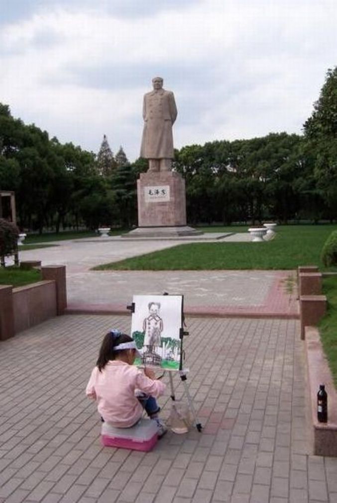 Une fillette qui dessine Mao