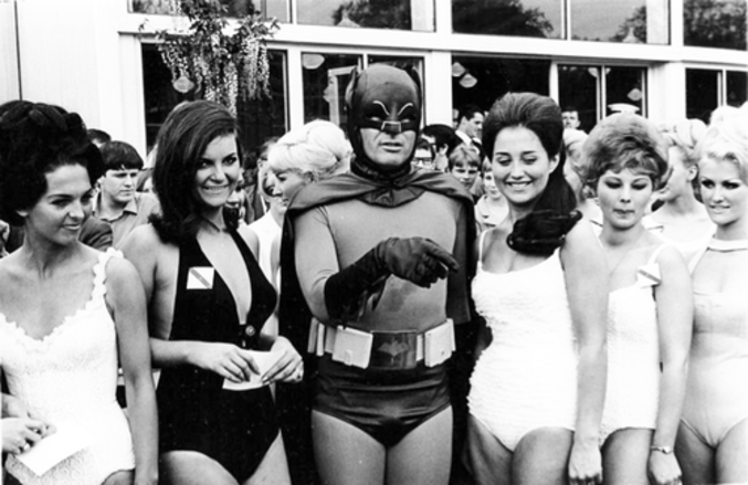 Adam West en Batman 66 à un concours de beauté. La série avait déjà un coté kitsch totalement assumé à l'époque. Il faut savoir que les comics Batman (titre detective comics) périclitaient. La popularité de la série télévisé a relancé le Dark Knight et permis d'asseoir la notoriété de bon nombre de vilains.