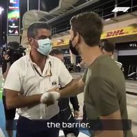 Retour de Romain Grosjean sur le circuit de l’accident Shakir à Bahreïn pour remercier l’équipe qui est intervenue sur l’accident .