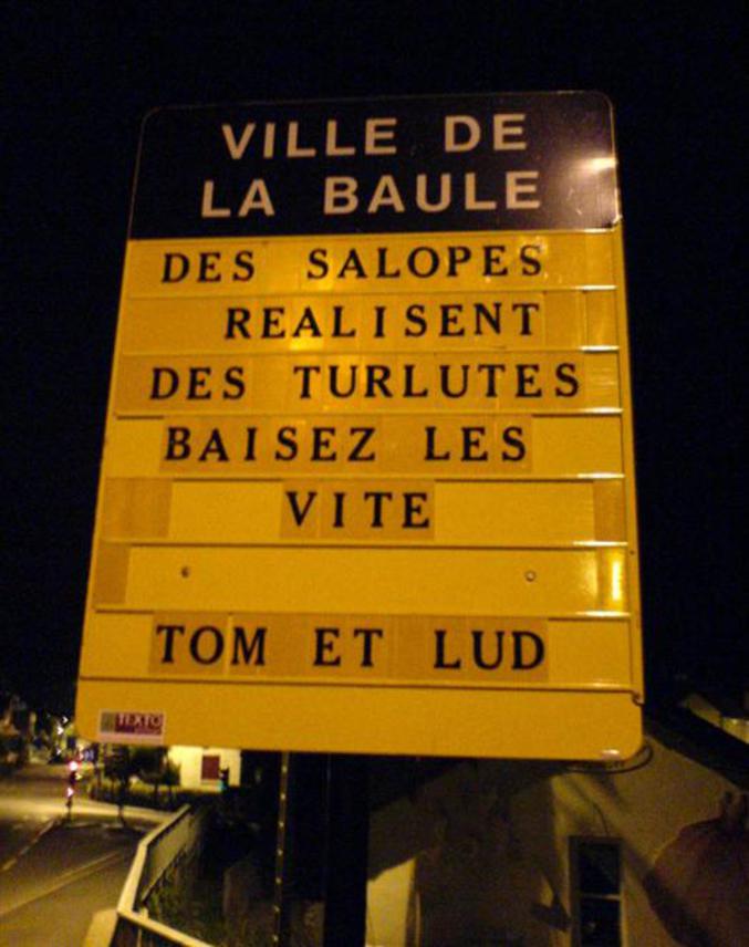 Des petits comiques ce sont amusés à détourner un panneau d"information de la ville de la Baule.