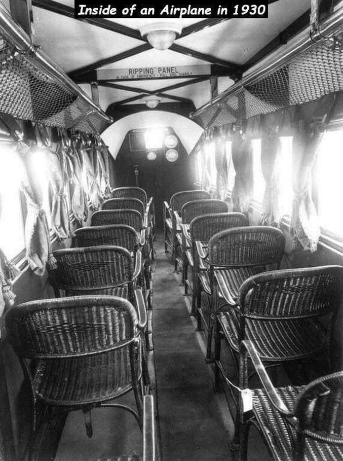 L'intérieur d'un avion en 1930. Il n'y avait ni .chauffage, ni isolation sonore, ni pressurisation et le poids était l'ennemi (d'où les fauteuils en osier)
