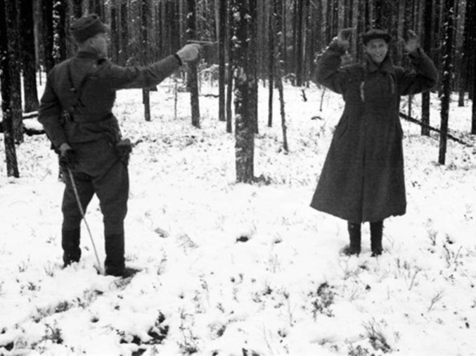 Un espion soviétique un instant avant son exécution. La scène se déroule en Carélie finlandaise, en 1942. 