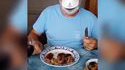 Astuce pour manger avec un masque