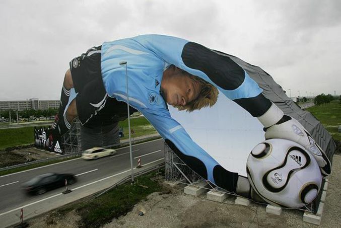 Un pont en forme de gardien de but en allemagne pour la coupe du monde 2006.