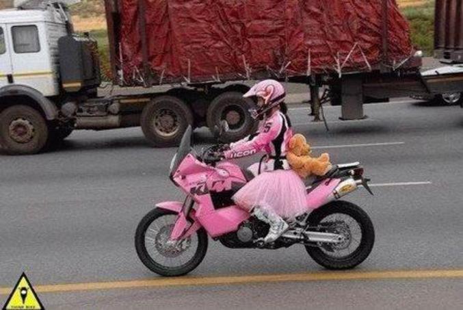 Une moto rose qui se voit de loin.
