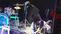 Afroman met un coup de poing à une fan montée sur scène