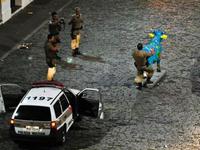 Pendant ce temps, la police