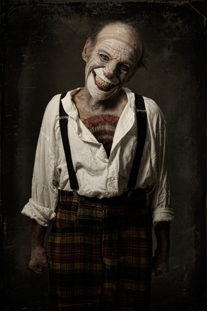Plein d'autres ici > 
http://www.featureshoot.com/2015/02/spine-chilling-photos-of-grotesque-clowns-nsfw/