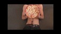 Mec qui se muscle avec une pizza