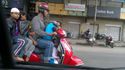 Une famille de six sur un scooter