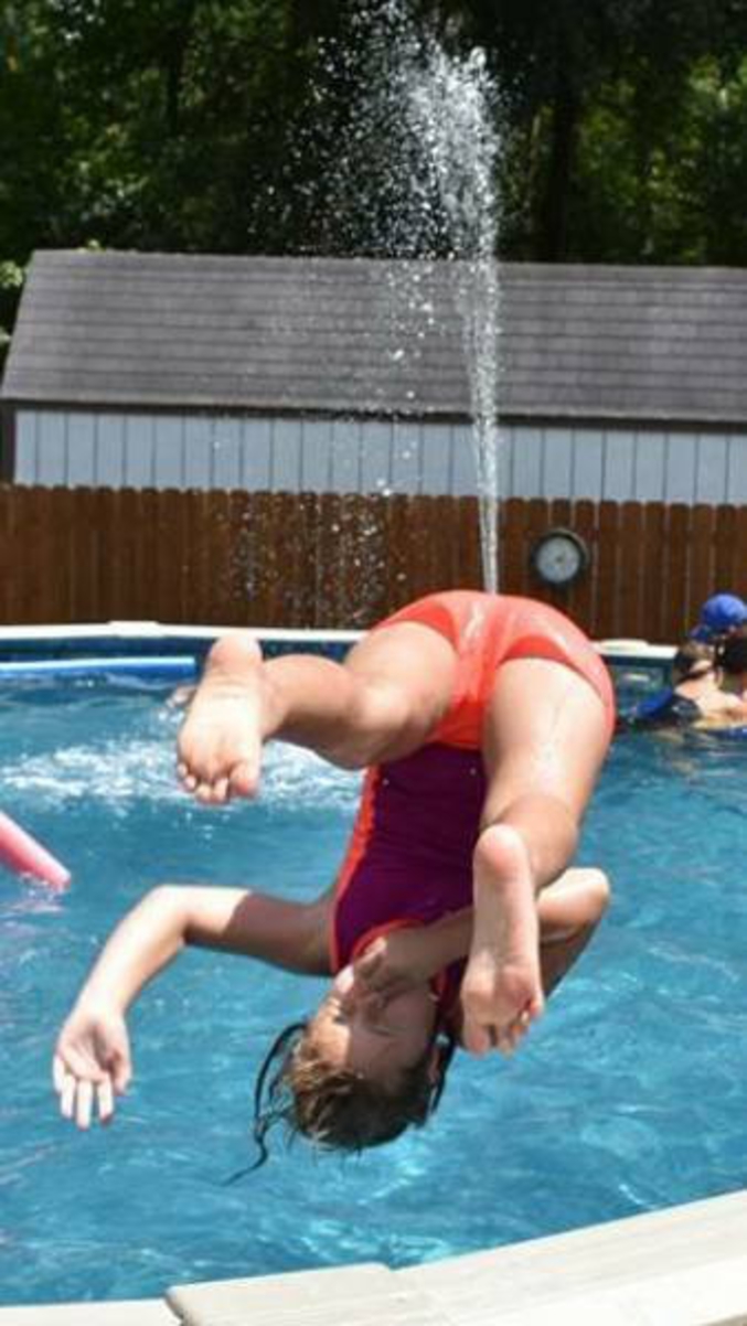 À la piscine.