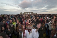 Les doux-gagas à Stonehenge pour le solstice d'été.