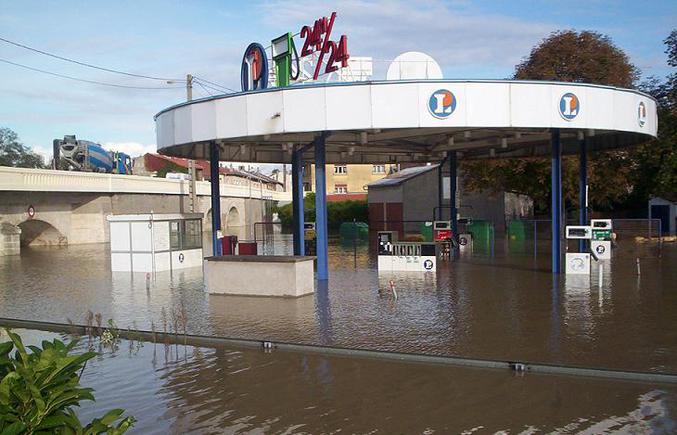 Une station essence complètement inondée.