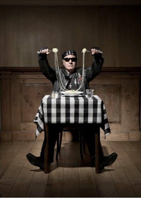 Même à table...