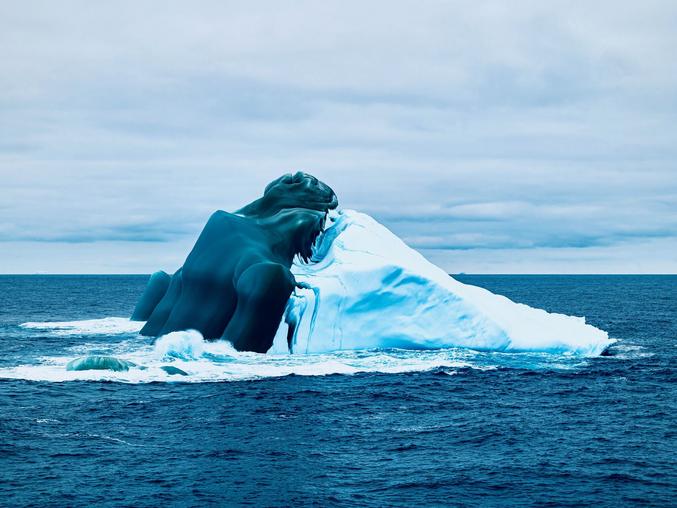 Cette photo d'iceberg a été prise depuis le mythique navire de recherche britannique RRS Discovery lors d'une expédition en Mer de Weddell et dans l'Océan Austral. La partie vert foncé provient sûrement de particules ferreuses dérivées du continent antarctique, partiellement dissoutes dans l'eau de mer qui, une fois gelée, forme une partie de l'iceberg. L'autre partie est de la glace plus traditionnelle, issue aussi de l'eau gelée. Il y a donc une alternance de glace issue du mauvais mélange des eaux (courants) ou du voyage de l'iceberg. A noter que cette stratification n'est pas horizontale car l'iceberg se déséquilibre en fonction de la répartition de la glace et des irrégularités de forme. Ce phénonmène de "glace verte", uniquement connu en Antarctique aujourd'hui, reflète la composition chimique assez spécifique de la croûte continentale locale qui se découvre de plus en plus en été à cause du changement climatique, provoquant ainsi une surcharge saisonnière de l'eau de mer en fer à cause de l'érosion (Photo : David Menzel / Climate Visuals).
