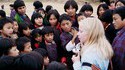 Des enfants asiatiques voient pour la première fois une fille blanche