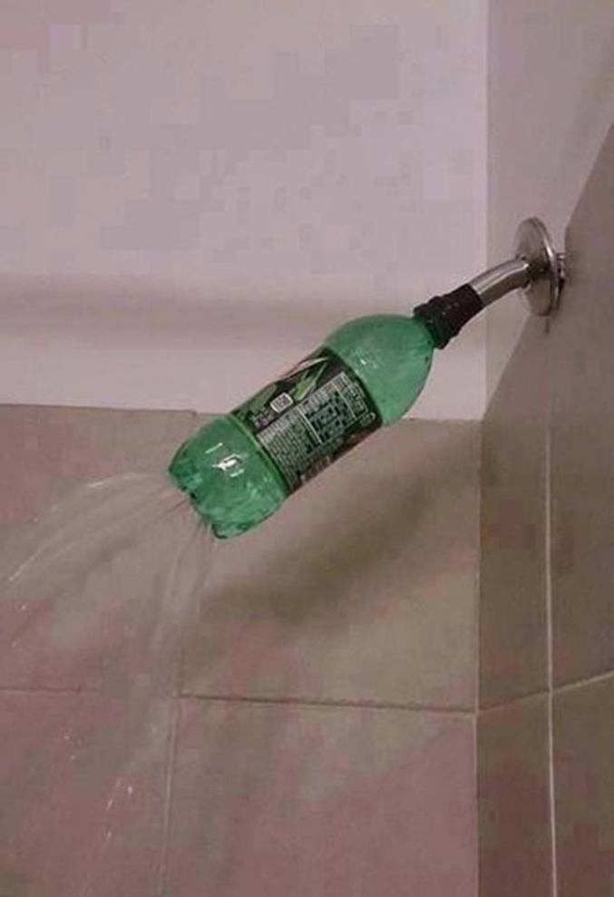 Une technique ingénieuse qui est souvent utilisée en randonnée pour la douche du soir.