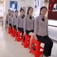 Des jeunes filles et des tabourets