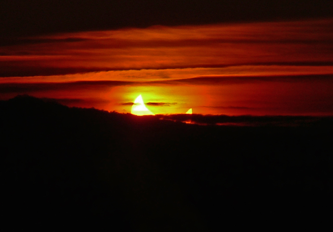 Un lever de soleil cornu lors de l'éclipse du mardi 4 Janvier 2010.