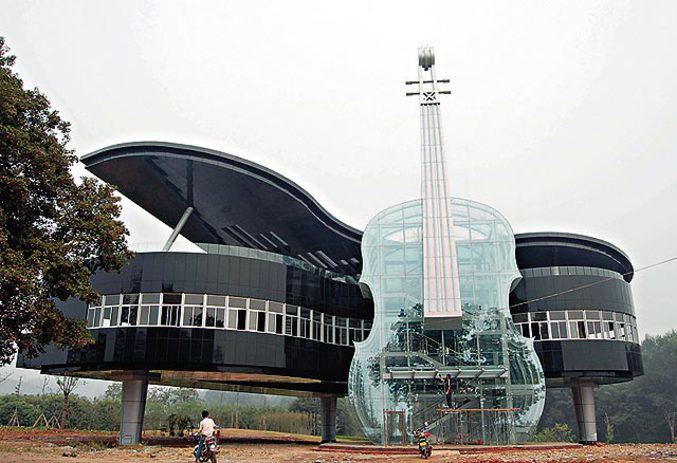 Un immeuble de la forme d'instruments de musique.