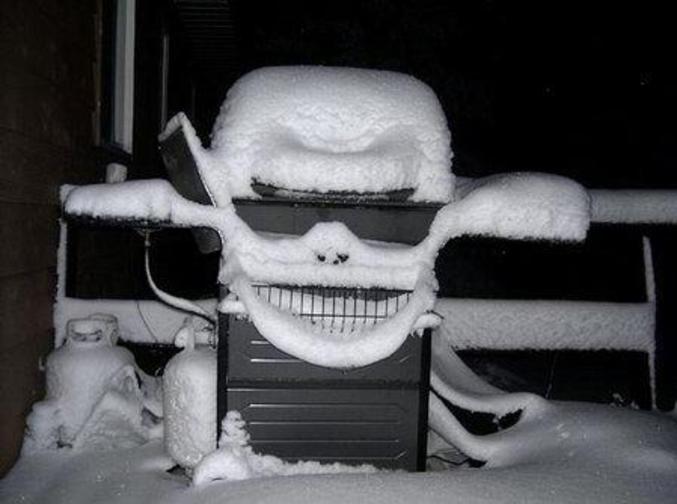 Une tête de mort dessinée avec de la neige.