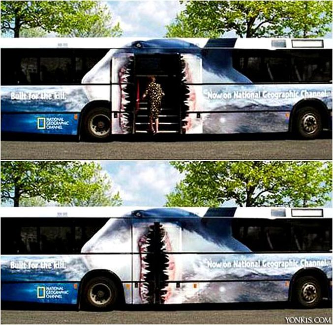 Un bus qui donne l'impression de manger les passagers