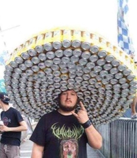 Un couvre-chef qui n'est pas de la bibine pour un sombre héros !
