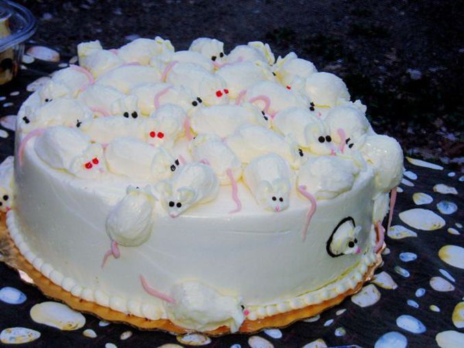 Un gâteau rempli de souris.