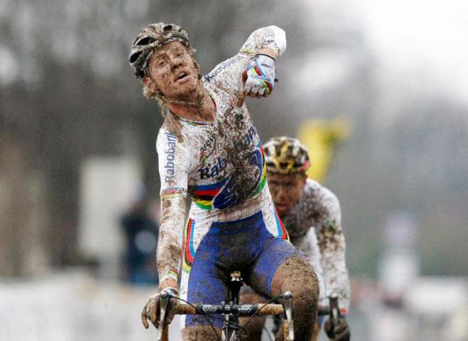 Un cycliste pas très propre après une course.