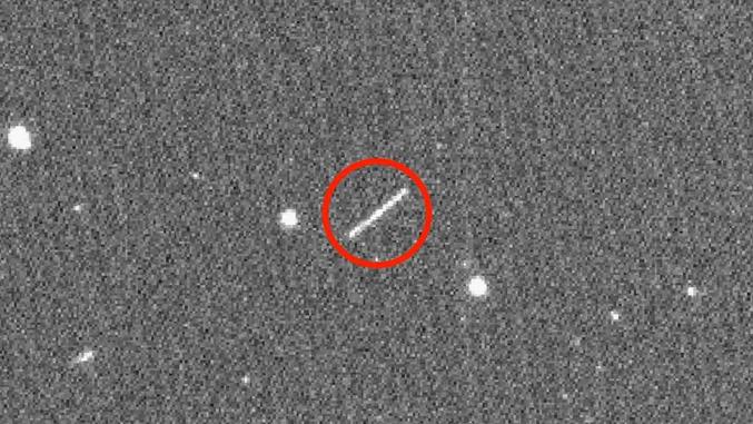 Cet astéroïde était encore inconnu quand il est passé à moins de 3.000 kilomètres au-dessus de la surface de la Terre. C'est le plus proche jamais identifié.

Il était 6 h 08 du matin en France métropolitaine, ce dimanche 16 août, quand 2020 QG est passé au plus près de la Terre. Personne ne l'avait vu arriver ! L'astéroïde n'a en effet été identifié qu'une poignée d'heures après son passage à seulement 2.950 kilomètres au-dessus de l'océan indien, non loin de l'Antarctique. Une distance record qui représente moins d'un quart du diamètre de notre Planète. Jamais un objet connu des scientifiques ne nous avait encore frôlé à ce point.

Les premières données acquises à l'observatoire du mont Palomar suggèrent que 2020 QG mesure entre deux et six mètres de diamètre. Cela n'en fait pas un objet menaçant si sa trajectoire l'avait précipité vers la Terre. Tout ce qui se serait passé est qu'il aurait explosé peu après être entré dans notre atmosphère.

Source :  https://www.google.fr/amp/s/www.futura-sciences.com/alternative/amp/actualite/82551/

