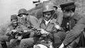 Avril 1945, russes et américains examinent des armes