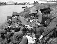 Avril 1945, russes et américains examinent des armes