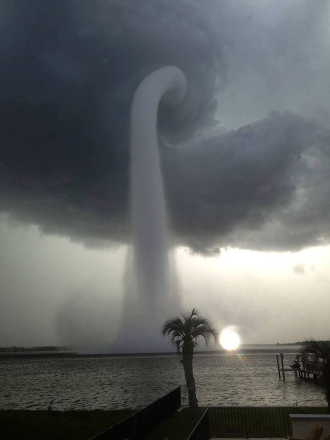Le météorologue Jeremy Kappel a photographié une trombe d'eau dans la baie de Tampa (Floride)