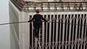 Philippe Petit, funambule français, entre les 2 tours du WTC...