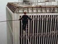 Philippe Petit, funambule français, entre les 2 tours du WTC...