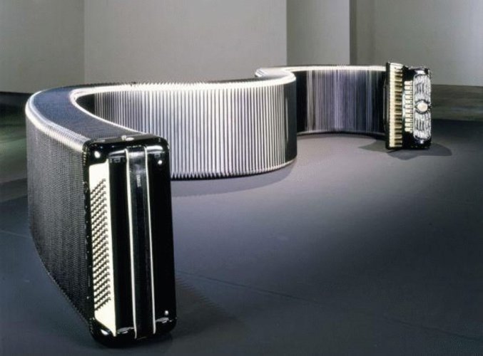 Un très long accordéon.
