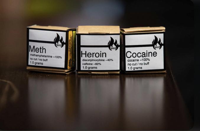 Une entreprise canadienne est autorisée à vendre de la cocaïne pour lutter contre la dépendance

Vendre de la cocaïne, mais aussi de l’héroïne ou de l’ecstasy dite « sûre », afin de limiter la stigmatisation et ainsi lutter contre la dépendance. C’est l’idée du gouvernement canadien pour faire face à une grave crise des opiacés.

03/03/2023 à 12h23

L’entreprise canadienne de biotechnologies Sunshine Earth Labs a annoncé jeudi 2 mars 2023 avoir obtenu une licence de la part de l’agence fédérale de santé du Canada pour produire et vendre de la cocaïne. Cet accord intervient après un changement radical des positions de l’État, qui cherche à faire face à une grave crise d’overdoses aux opiacés ayant fait des milliers de morts. Elle souhaite donc dépénaliser la possession de petites quantités de cocaïne, d’héroïne et autres drogues dites dures.

Distribuer de la cocaïne, mais aussi de la morphine et de l’héroïne

Ottawa a accordé une dérogation au Code criminel, Code pénal canadien, en janvier à la province de Colombie-Britannique, pour un projet pilote de trois ans. L’objectif : lutter contre la stigmatisation associée à l’usage de stupéfiants qui empêche certains de demander de l’aide.

Les militants en faveur de cette mesure demandent également qu’un approvisionnement plus sûr en drogues soit disponible pour les personnes en situation de dépendance. Celles-ci font face à un risque accru d’overdose liée à des drogues achetées illégalement dans la rue.

Dans un communiqué Sunshine Earth Labs a déclaré avoir reçu la permission de Santé Canada pour « légalement posséder, produire, vendre, et distribuer de la feuille de coca et de la cocaïne », ainsi que de la morphine, de l’ecstasy, et de l’héroïne.

Un accord de licence similaire avait été offert en février à une autre entreprise Adastra Labs, qui jusque-là ne fabriquait que des produits liés à des extraits de cannabis.

« Un approvisionnement sûr »

La licence d’Adastra l’autorise également à produire de la psilocybine et de la psilocine, des hallucinogènes plus communément associés à des champignons dont la consommation produit des effets similaires au LSD.


paix »

« Nous évaluerons comment la commercialisation de cette substance rentre dans notre modèle commercial à Adastra, afin de nous mettre en position de soutenir la demande pour un approvisionnement sûr en cocaïne », avait déclaré son patron Michael Forbes.

La Colombie-Britannique suit l’État américain de l’Oregon qui a dépénalisé les drogues dites dures en novembre 2020.

La province est l’épicentre d’une crise qui a vu plus de 10 000 personnes mourir d’overdose depuis qu’une urgence de santé publique a été déclarée en 2016, représentant environ six décès quotidiens, sur une population de quelque cinq millions.

Source :  https://www.ouest-france.fr/monde/canada/une-entreprise-canadienne-est-autorisee-a-vendre-de-la-cocaine-pour-lutter-contre-la-dependance-6e6b035a-b9b1-11ed-b868-af5e53e878b5